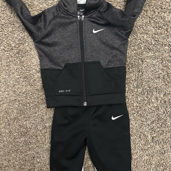 All 5 Nike outfits 9 months (one outfit brand new) $150 - Picture 3 of 5